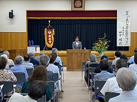 写真：「これからの福祉政策～住み慣れたまちで生き生きと暮らすために～」と題して講演する田中市長