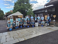 写真：打ち水後の涼しげな陣屋前で参加者の皆さんと記念撮影