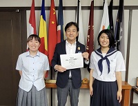 写真：イベントコンセプトを市長に報告した桐山さんと大野さん