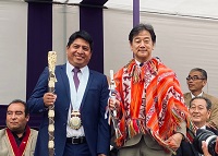 写真：歓迎式で民俗衣装を贈られた田中市長