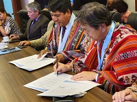 写真：友好都市提携の再確認書にウルバンバ郡長と田中市長がサインをするようす