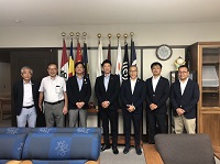 写真：今津旭川市長（中央）、藤田理事長（中央右）らとの記念撮影
