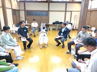 写真：車座になって参加者と語り合う田中市長