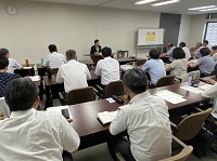 写真：校長会での講話のようす