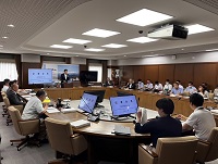 写真：9月の市議会定例会に上程する補正予算案の概要などを発表する田中市長