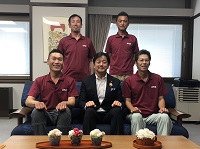 写真：「飛騨米」のPRポロシャツを着て来訪してくださった飛騨高山おいしいおプロジェクトの役員の皆さん