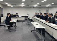 写真：佐藤中部地方整備局長らに要望する県内各市長