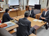 写真：市の課題などについて意見交換をする大野参議院議員と田中市長