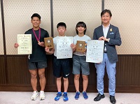 写真（左から）：入賞の喜びを報告する田中さん、西本さん、横口さん