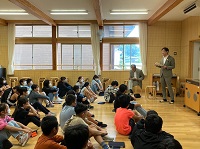 写真：「高山市の未来」をテーマとした児童の皆さんの発表を受けて思いを語る田中市長