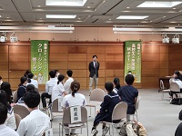 写真：医療従事者をめざす高校生の皆さんにエールを送る田中市長