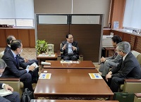 写真：飛騨地域の中核病院の皆さんとともに吉田学長と意見交換をするようす