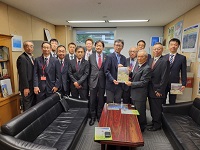 写真：判田室長に要望書を手渡すNPO法人神通砂防の役員の皆さん