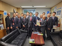 写真：判田室長に要望書を手渡すNPO法人神通砂防の役員の皆さん