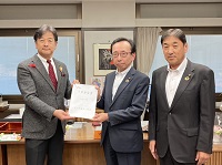 写真：市長に要望書を手渡す中筬議員、山腰議員