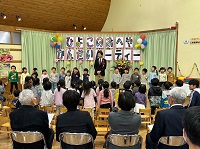写真：田中市長とともにお祝いのうたを歌う園児の皆さん