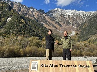 写真：上高地で雄大な北アルプスを背に「Kita Alps Traverse Route」のロゴを発表する田中市長と臥雲松本市長
