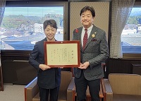 写真：高山市の医療確保等支援事業への寄付をいただき、大石代表取締役COOに感謝状を贈る田中市長