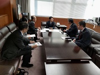 写真：和田事務次官に提言を行う首長ら