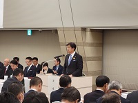 写真：幹線道路の整備促進の必要性について意見発表をする田中市長