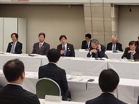 写真：幹線道路の早期整備の必要性について意見を述べる田中市長
