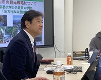 写真：ゼミ生からの熱心な質問に耳を傾ける田中市長