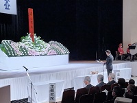 写真：追悼の言葉を述べる田中市長