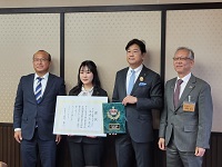 写真（中央左側）：厚生労働大臣賞を受賞された与嶋さん