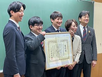 写真：表彰を受けた南小学校育友会の皆さん