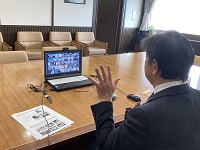 写真：パソコンに映し出される世界各地の岐阜県人会の皆さん