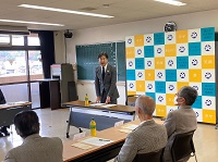 写真：座談会開始に先立ちあいさつをする田中市長