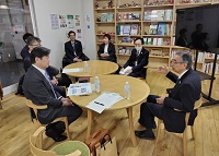 写真：日本語学校などの取り組みについて説明を受ける田中市長