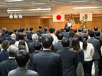 写真：事務始め式で年頭の訓示をする田中市長