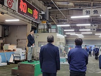 写真：初市で市場関係者に挨拶をする田中市長