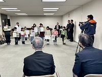 写真：手づくりの写真パネルで栽培の過程を田中市長と中野谷教育長に紹介する児童の皆さん