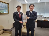 写真：大沢局長に要望書を手渡す田中市長