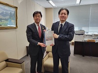 写真：大沢局長に要望書を手渡す田中市長