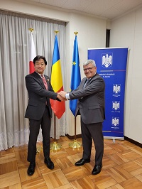 写真：ドランガ・オヴィディウ 駐日ルーマニア大使と握手を交わす田中市長