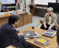 写真：絵本製作に至った経緯や思いを市長に伝える佐藤さん