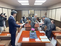 写真：田中市長と中野谷教育長に要望書を手渡す中谷会長