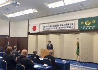 写真：50周年記念式典で祝辞を述べる田中市長