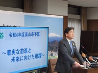 写真：令和6年度予算案について発表する田中市長