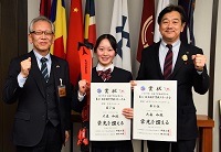 写真：田中市長と中野谷教育長に全国大会入賞の報告と次大会への意気込みを語ってくれた大森さん