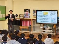 写真：生徒の皆さんの「郷土の未来」「地球社会と私たち」の学習発表を聴き、感想や思いを語る田中市長