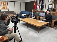 写真：ケーブルテレビ「ヒットネットTV」の番組で新年度の予算（取り組み）を紹介する田中市長