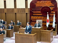 写真：上程する議案について説明する田中市長