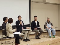 写真：「不登校の子をはじめとした子どもの居場所と地域社会の未来像」をテーマに繰り広げられたクロストークのようす