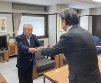 写真：田中市長から選任書を受け取る山木委員