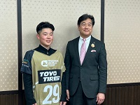 写真（左側）：スキーフリーライドの全国大会で準優勝をおさめた杉山さん