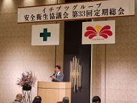 写真：大勢の聴講者を前に講演する田中市長